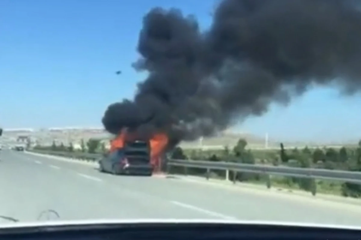 В Баку посреди дороги загорелся Mercedes (видео)