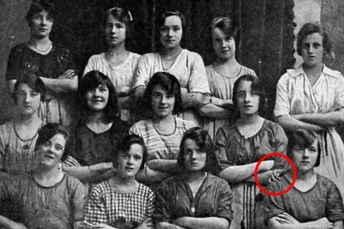 В Сети появился снимок 1900 года с призраком (фото)
