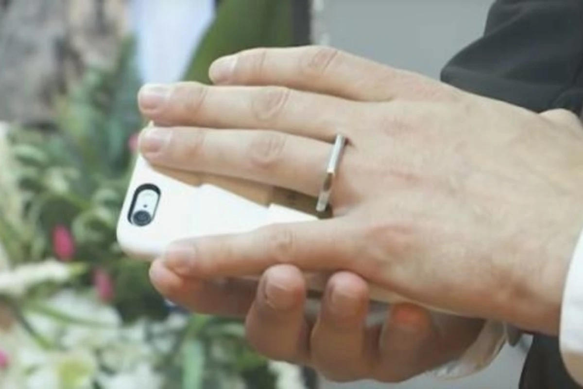 Bu da oldu: Gənc oğlan öz “iPhone”u ilə evləndi - VİDEO/FOTO