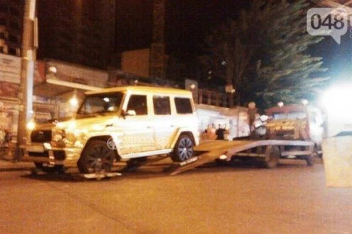 Полиция эвакуировала золотой Gelаndewagen азербайджанца (фото)
