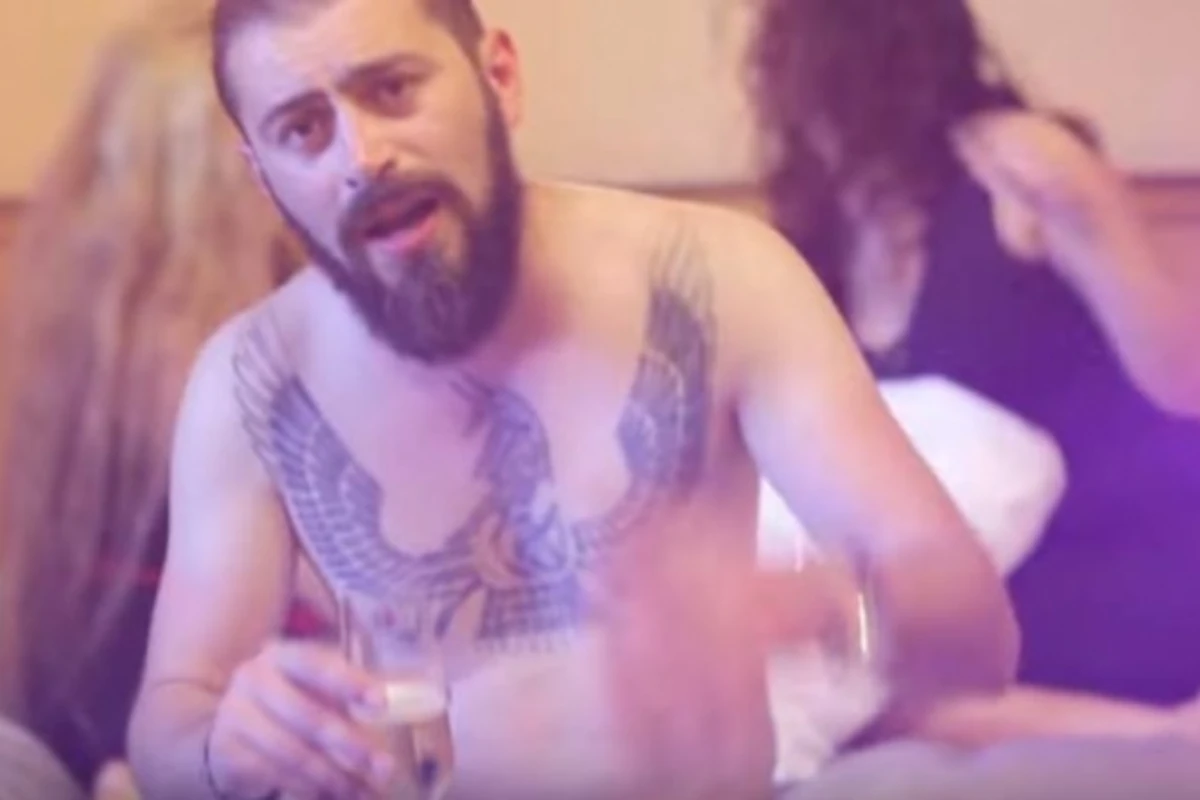 Азербайджанский рэпер Гурд представил новый клип 18+ (видео)