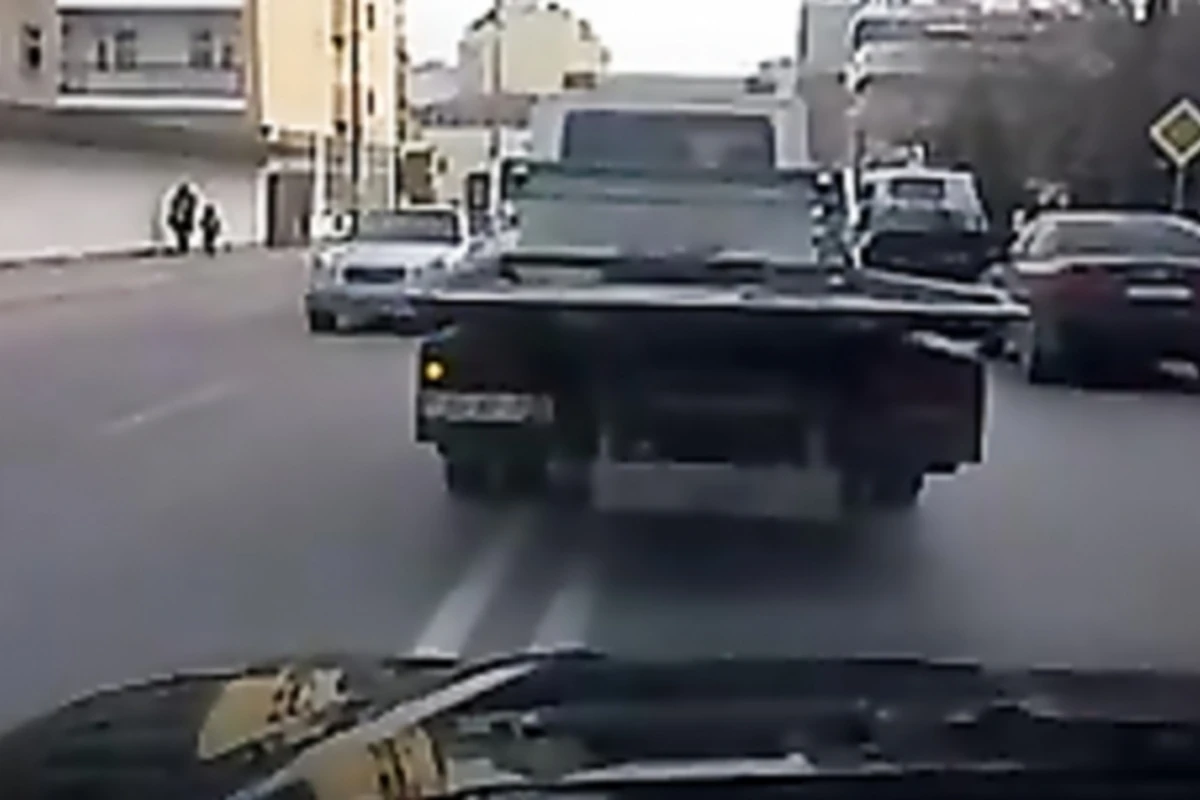 В Баку эвакуатор изуродовал автомобиль (видео)