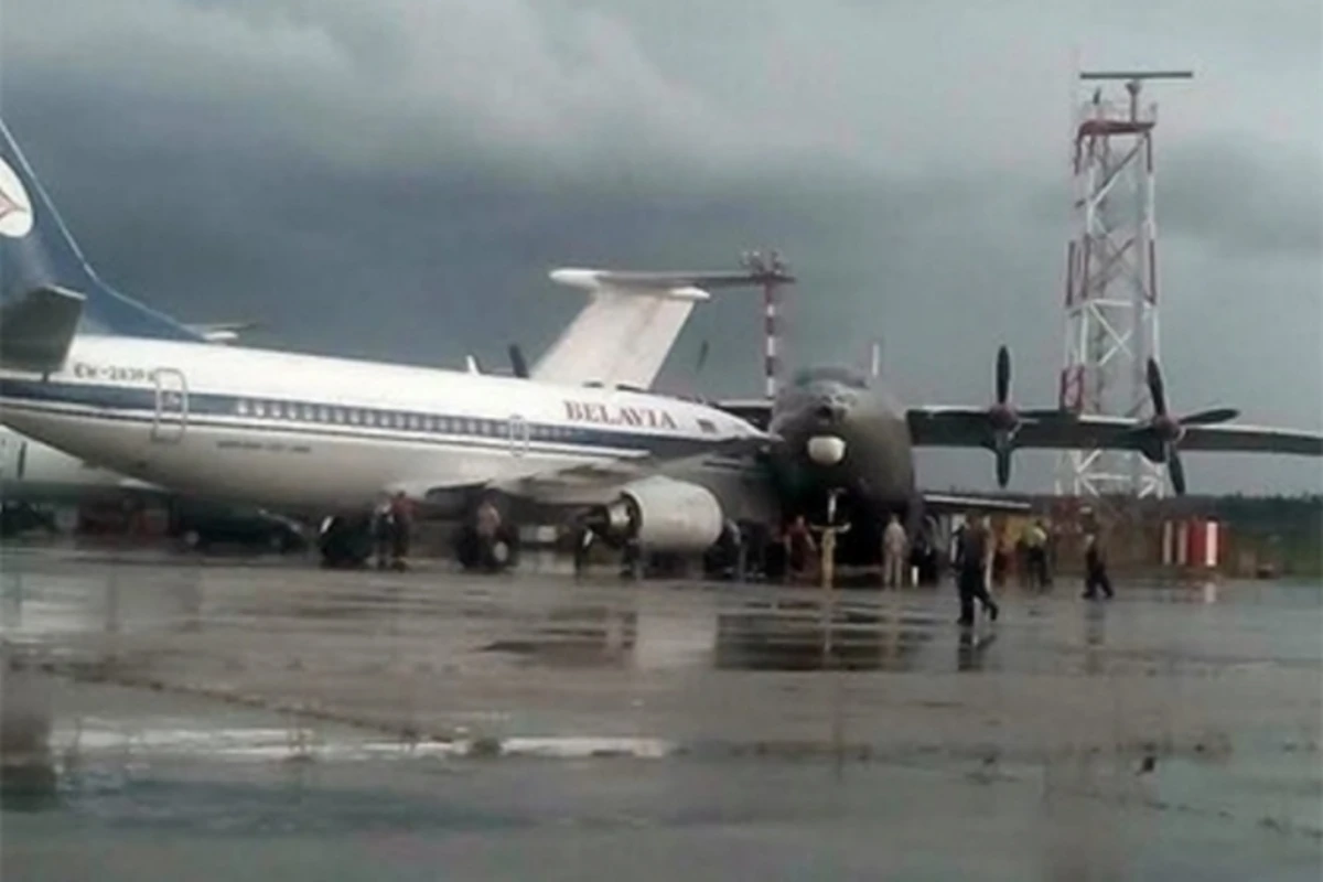 Aeroportun uçuş-enmə zolağında iki təyyarə toqquşub Aeroportun uçuş-enmə zolağında iki təyyarə toqquşub