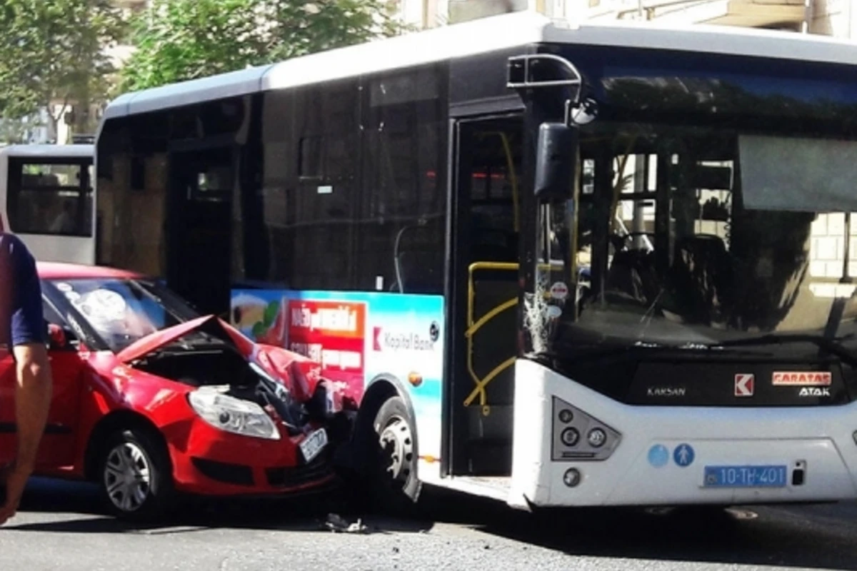 Bakıda qadın maşınla avtobusu vurdu - FOTO