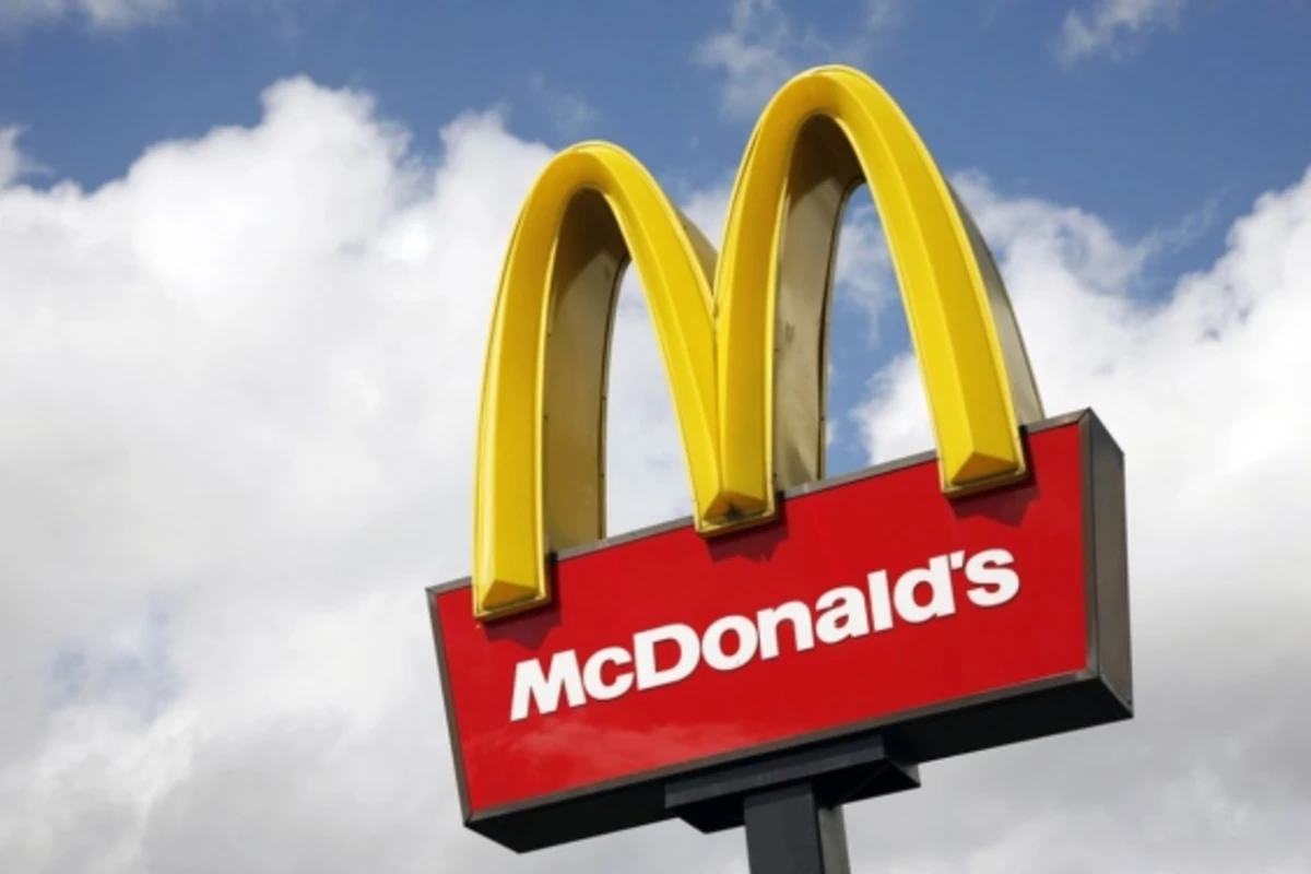 Посетительницы McDonald’s в платьях и на каблуках подрались с персоналом (видео)
