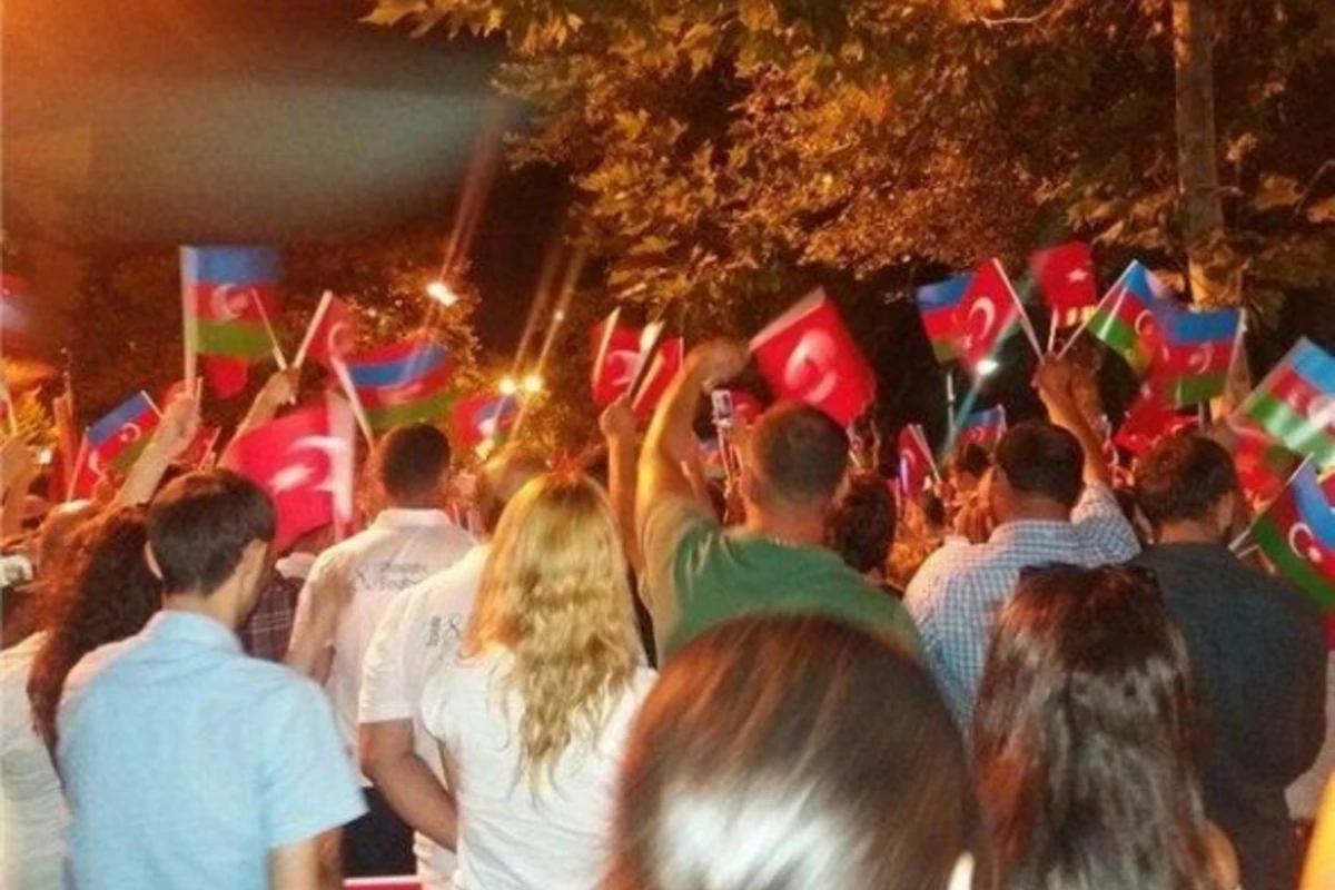 В Баку прошла акция в поддержку Турции (фото)