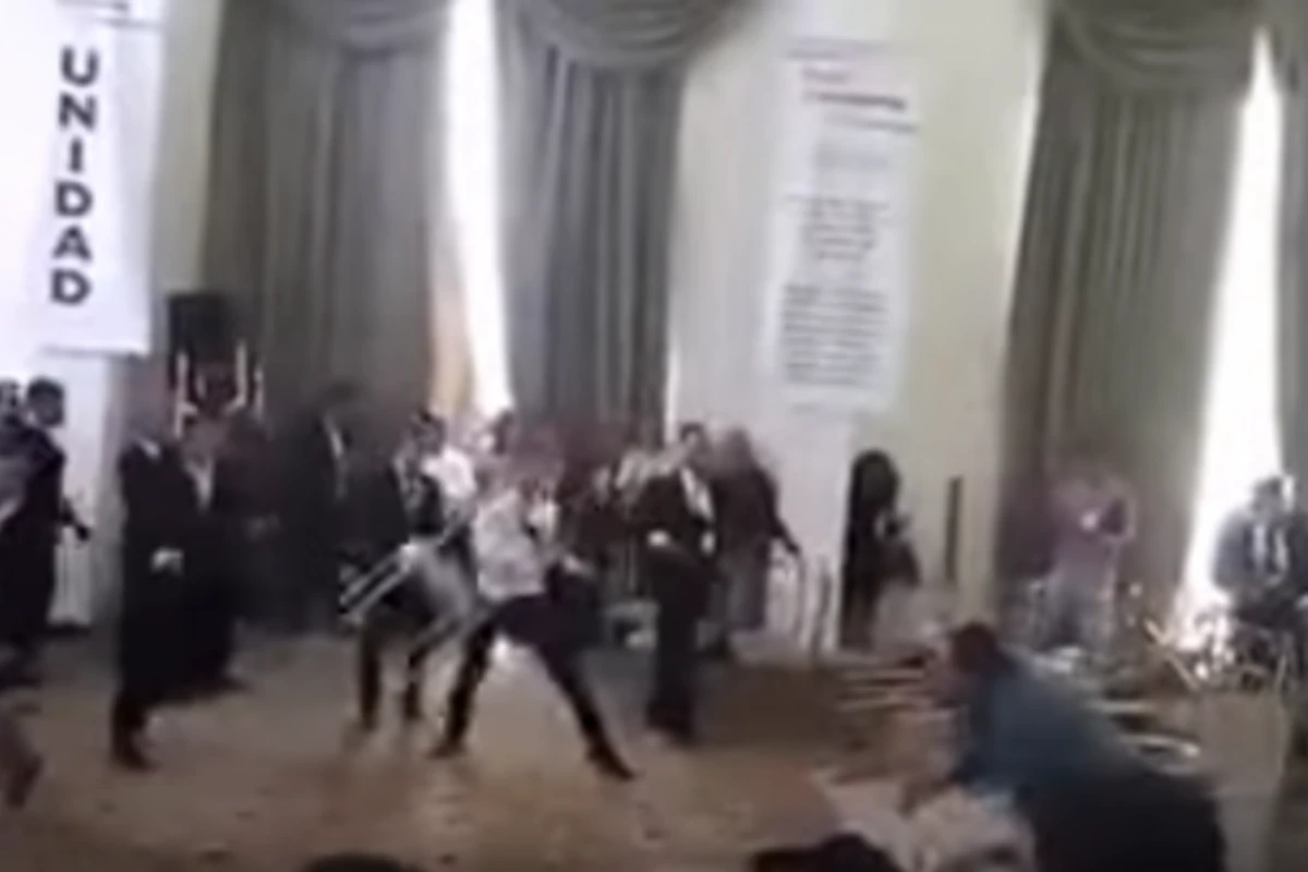 Учителя забросали друг друга стульями (видео)