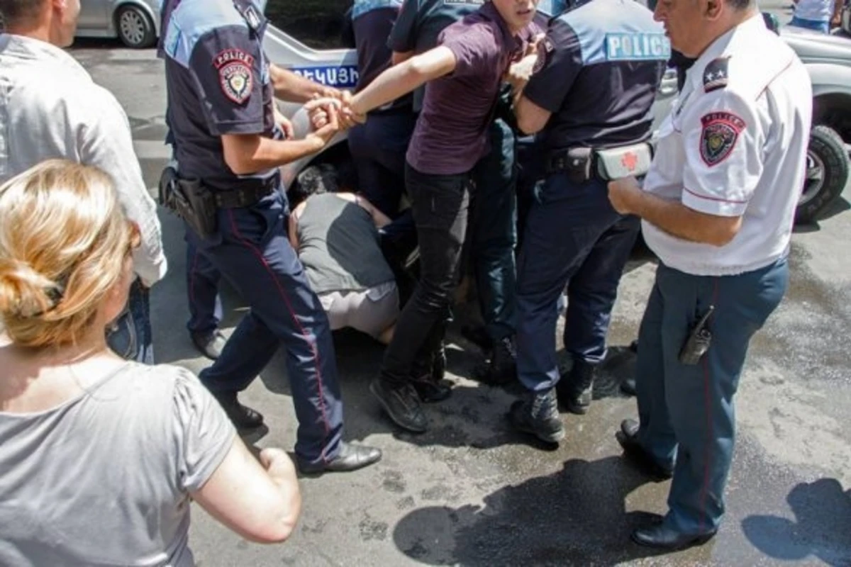 В центре Еревана напряженность: полиция разгоняет недовольных (видео)