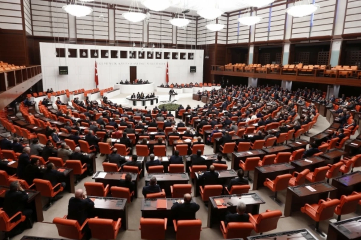 Məclisdə əməliyyat: 30 nəfər ifşa olundu