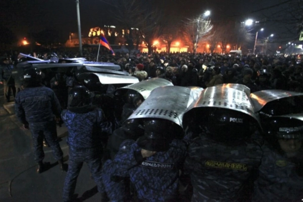 В Ереване в ход пошло оружие: Полиция открыла огонь по протестующим (видео) В Ереване в ход пошло оружие: Полиция открыла огонь по протестующим (видео)