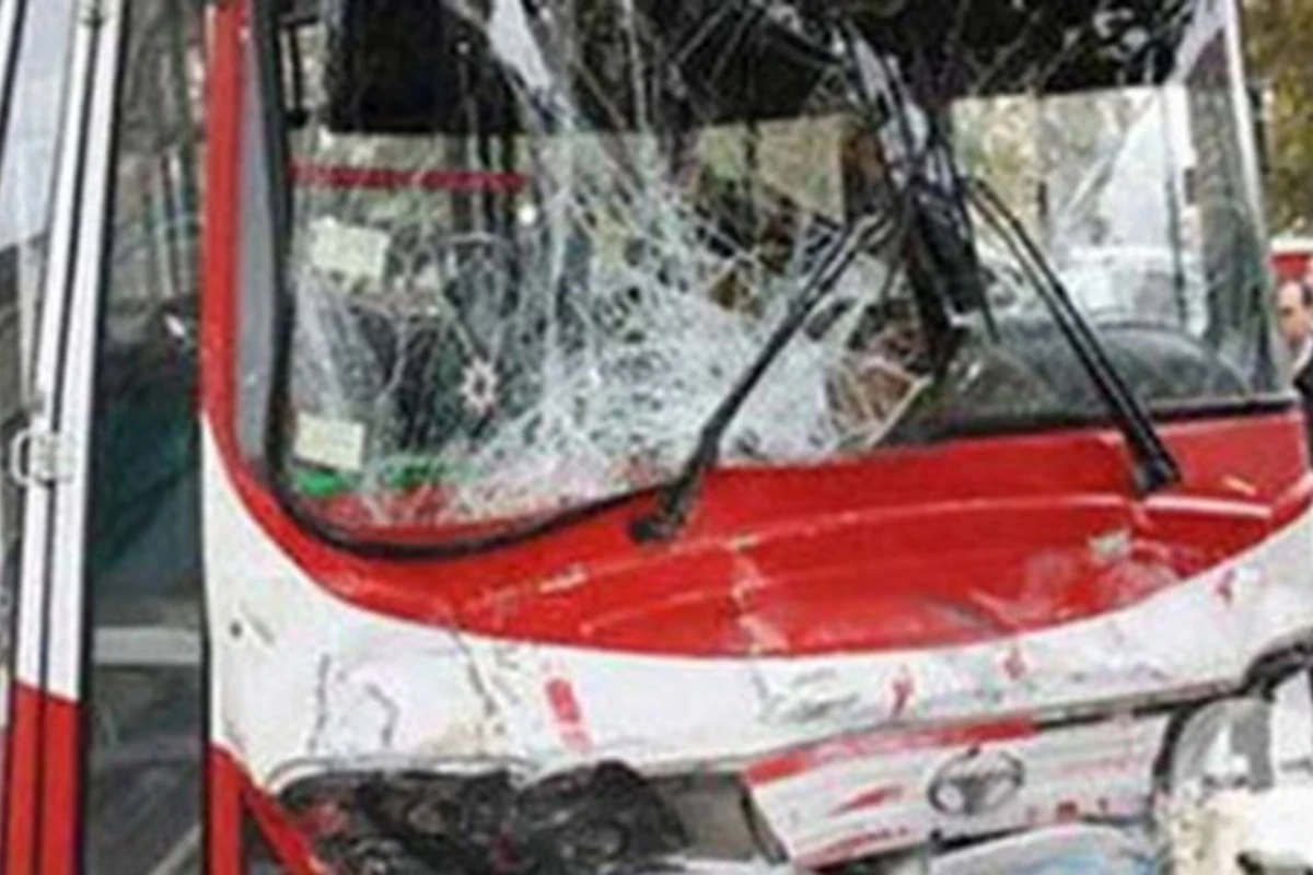 Автобусная авария в Баку: 2 погибших, 6 пострадавших
