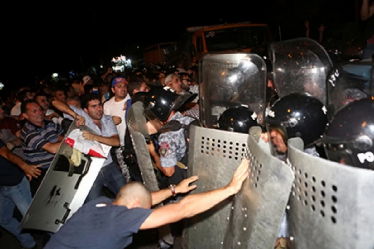 İrəvanda iğtişaş: 16 nəfər həbs olunub, 50 nəfər yaralanıb İrəvanda iğtişaş: 16 nəfər həbs olunub, 50 nəfər yaralanıb