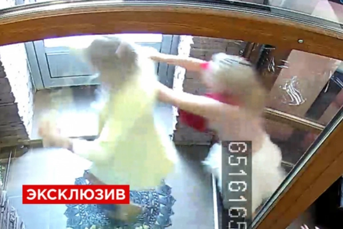 В сеть попали кадры драки светской львицы с бывшей работницей (видео) В сеть попали кадры драки светской львицы с бывшей работницей (видео)