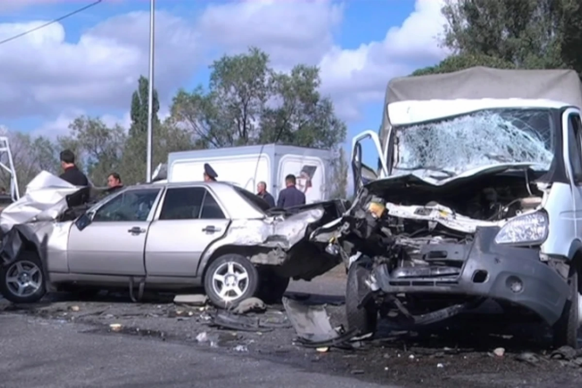 Тяжелое ДТП в Азербайджане: 1 погиб, двое пострадали