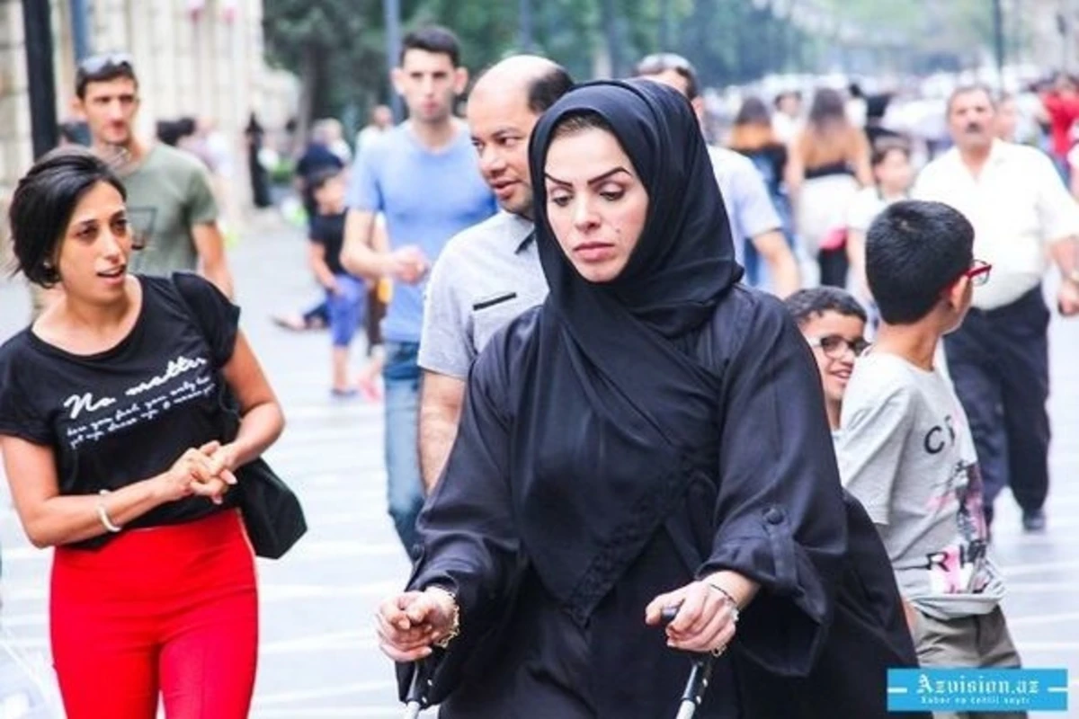 Ərəblər Bakıda: Qızlarınız açıq-saçıq geyinir (FOTO) Ərəblər Bakıda: Qızlarınız açıq-saçıq geyinir (FOTO)