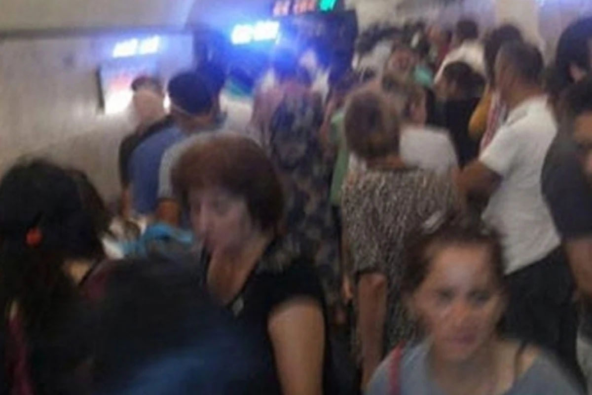 В бакинском метро на голову пассажира упало разбитое стекло