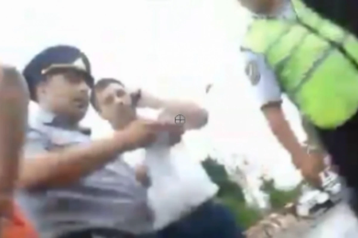 Bakıda DYP postunda əlbəyaxa dava - Polisin papağını yerə saldılar (VİDEO) Bakıda DYP postunda əlbəyaxa dava - Polisin papağını yerə saldılar (VİDEO)