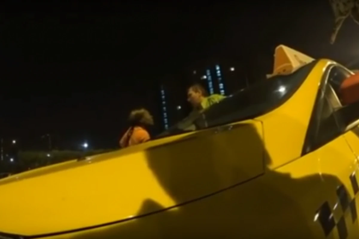 Уникальная драка таксиста и африканки в Москве (видео) Уникальная драка таксиста и африканки в Москве (видео)