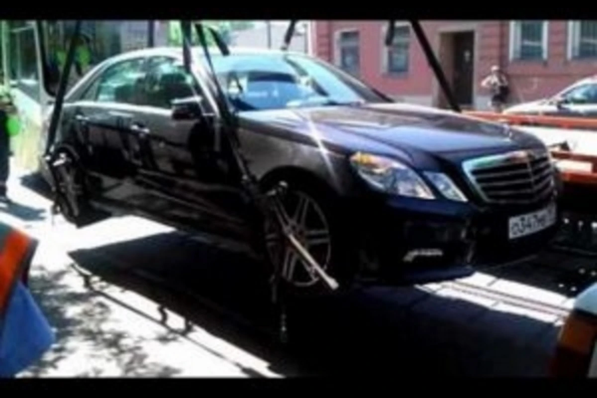 Azərbaycanlı Moskvada evakuatorla Mercedes oğurlamaq istədi