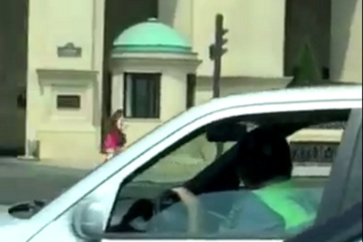 Нарушение ПДД сотрудником полиции в Баку попало на камеру (видео)