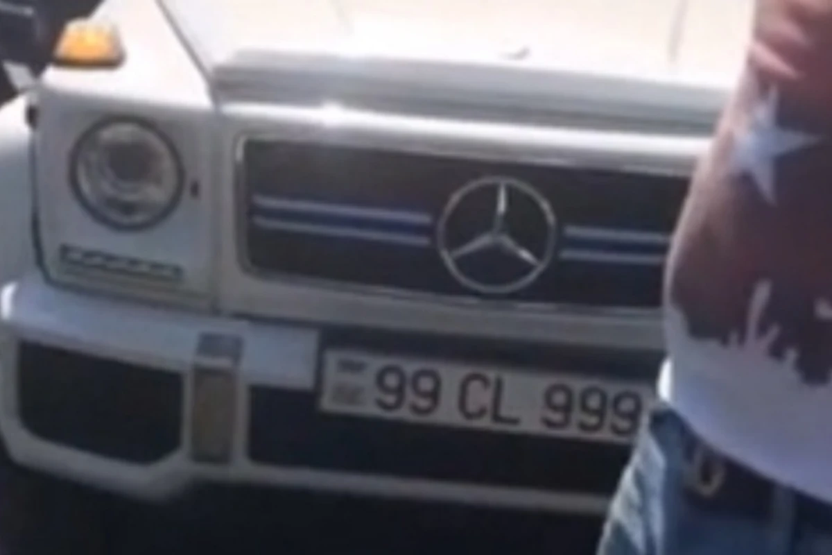 В Баку женщина перевернула Galendewagen (видео)