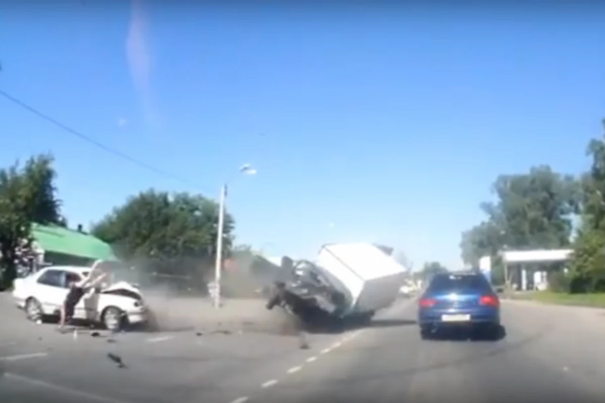 В жестком ДТП из машины вылетела беременная девушка (видео)