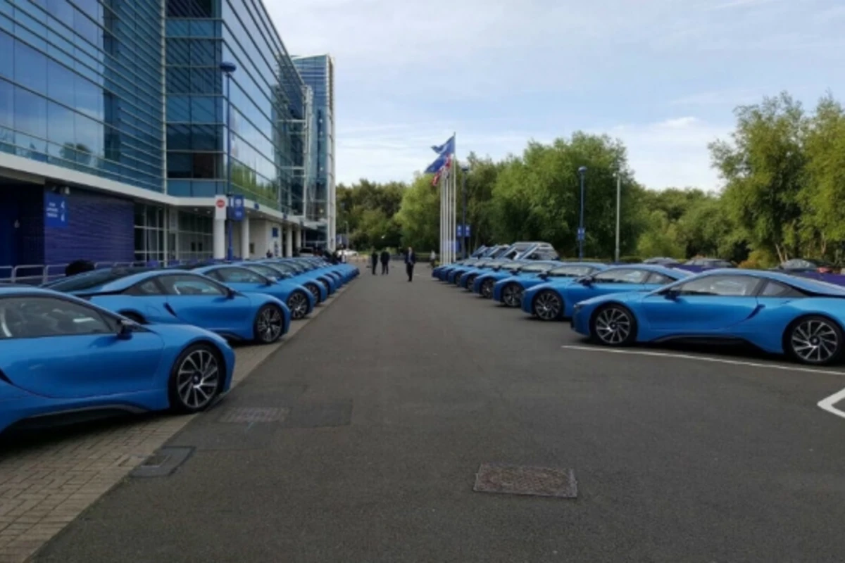 Владелец футбольного клуба подарил каждому игроку BMW i8 (фото)