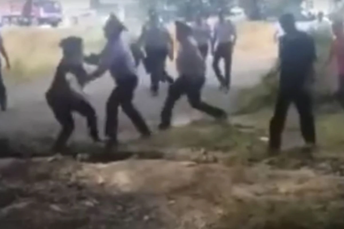 В Азербайджане между женщиной и полицейскими возник инцидент (видео)