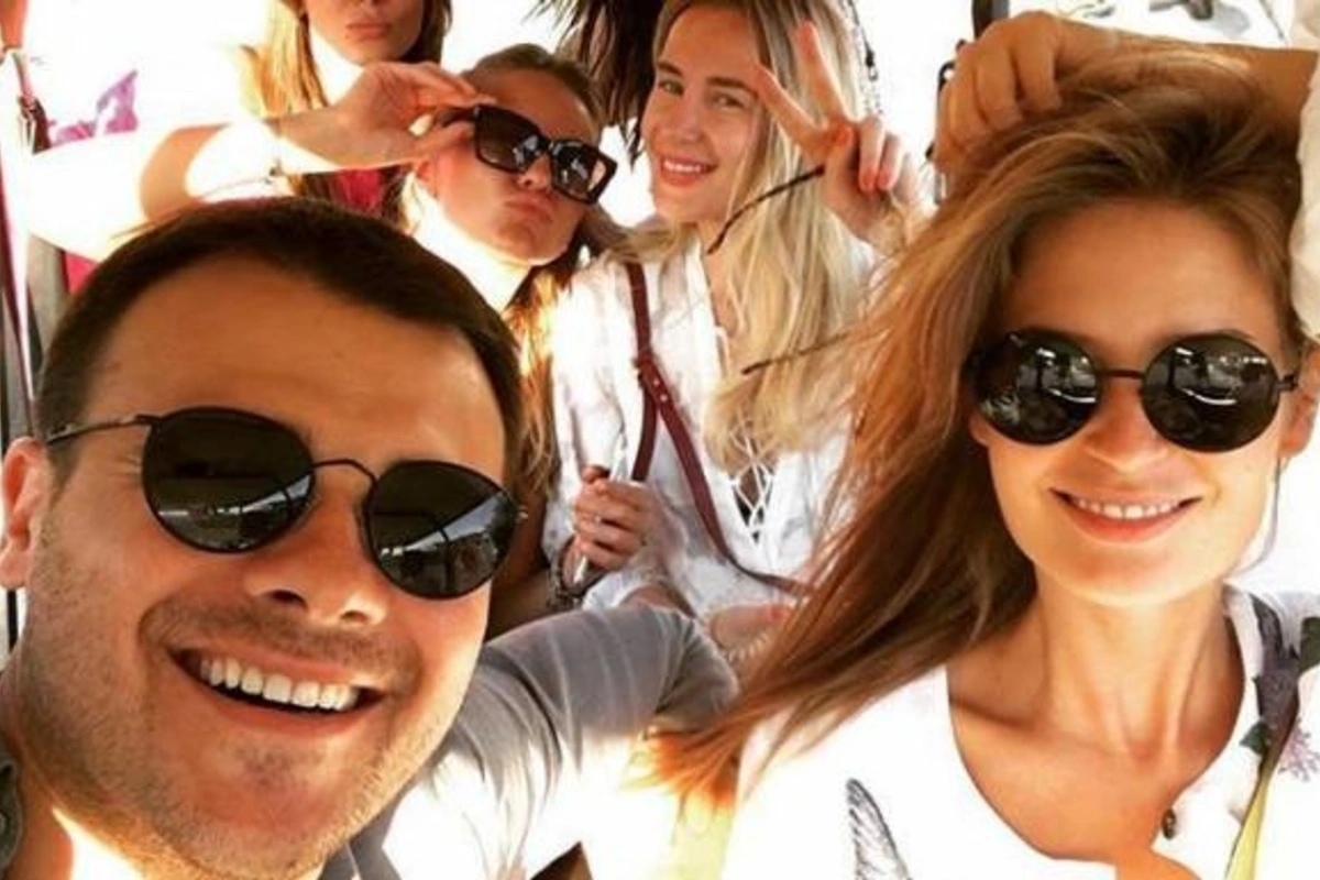Emin sevgilisi və əkizləri ilə Fransada (FOTO)