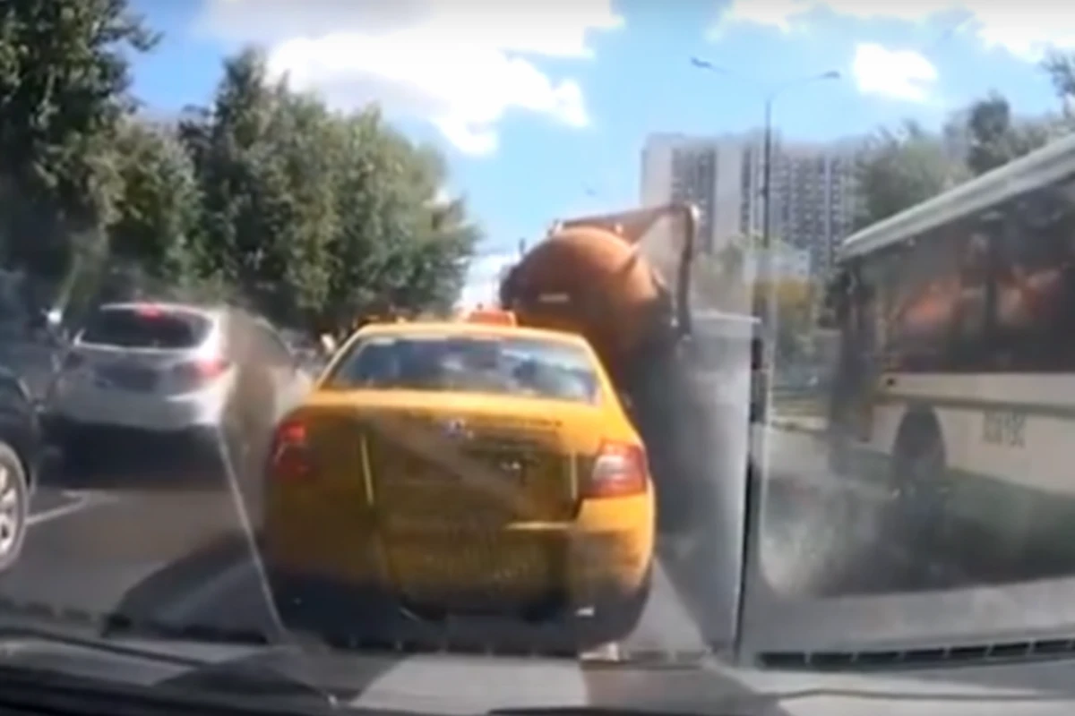 В Москве взорвалась автоцистерна с фекалиями (видео)