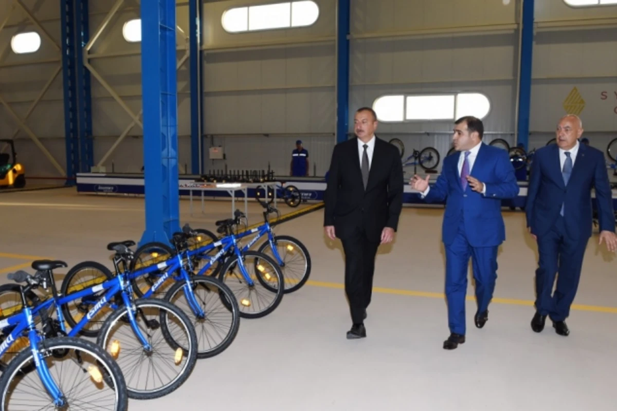 İlham Əliyev velosiped sürdü - Foto İlham Əliyev velosiped sürdü - Foto
