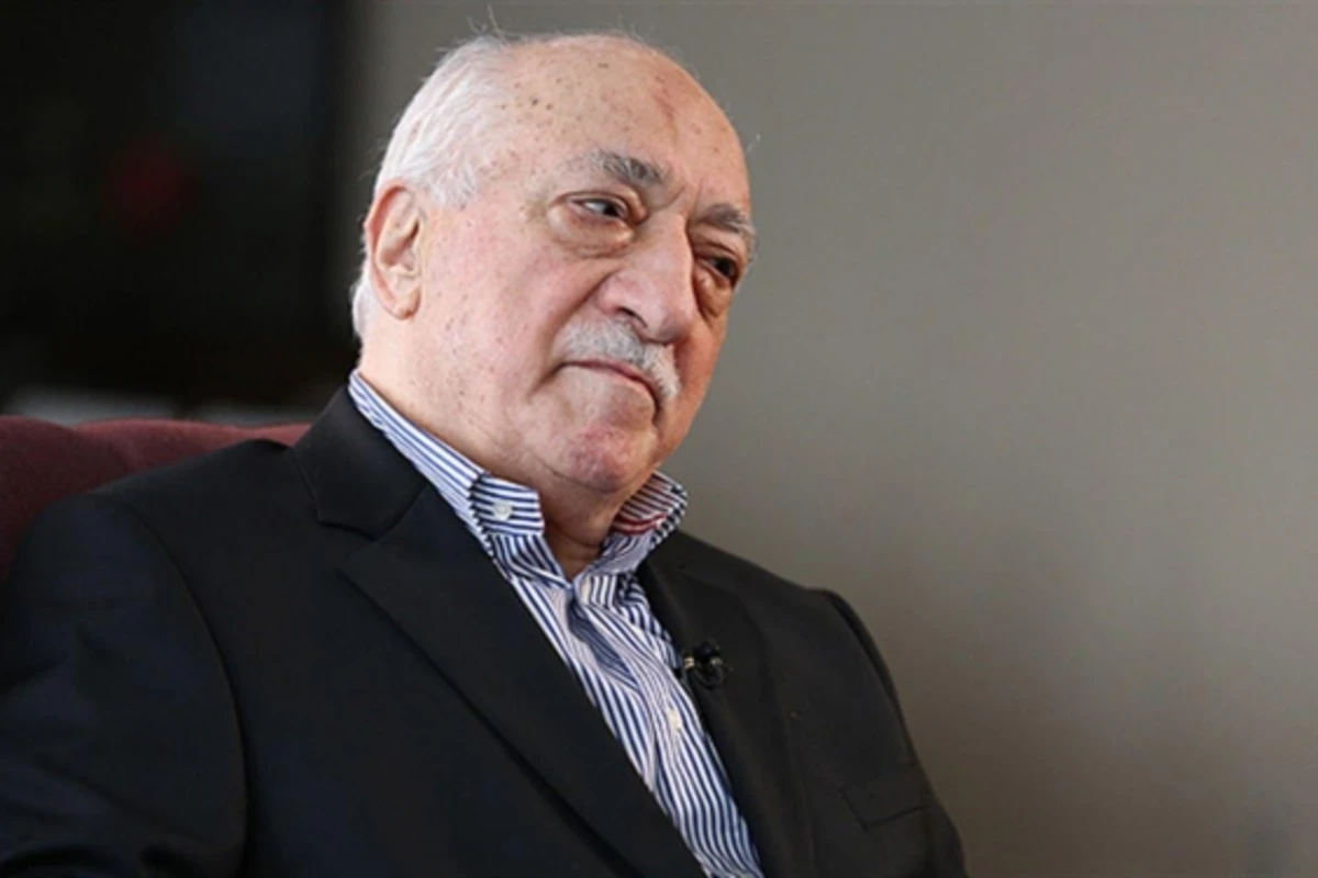 Fətullah Gülənin ağzını sildiyi salfeti yeyir, alt paltarını saxlayırlar Fətullah Gülənin ağzını sildiyi salfeti yeyir, alt paltarını saxlayırlar