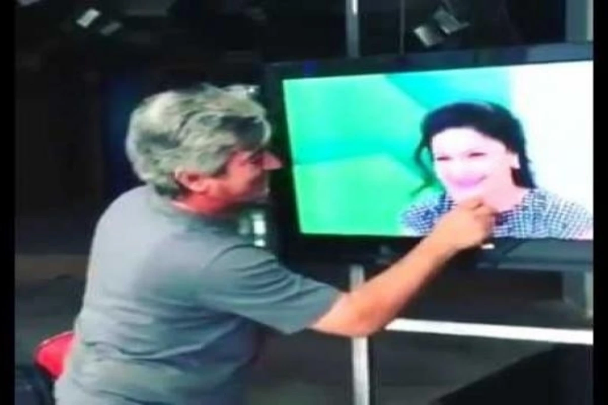 Оператор в эфире ATV пошутил над ведущей (видео)