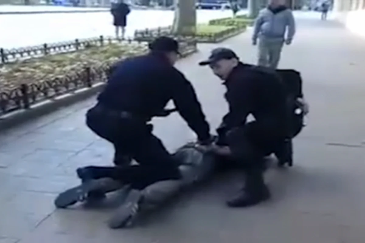 Полицейские забивали дубинками подростков, выступавших против гей-парада (видео)