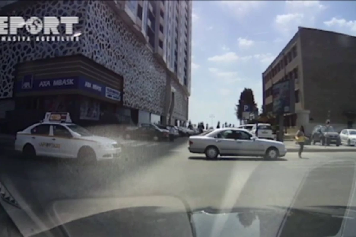 В Баку автомобиль сбил молодую женщину (видео)