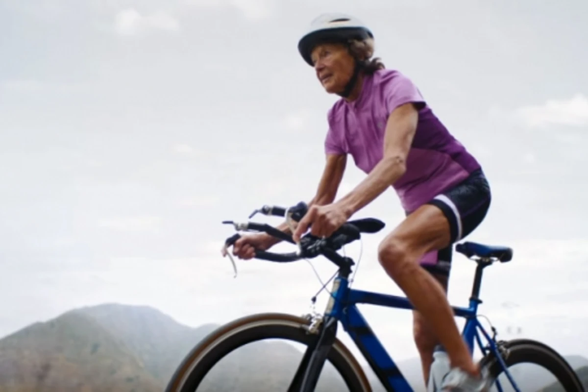86-летняя монахиня снялась в рекламе Nike (видео)