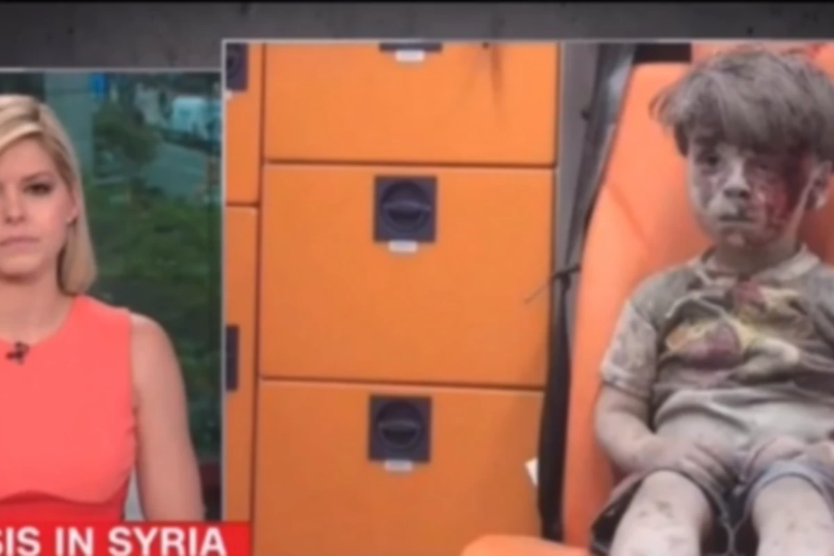 Сеть взволновало ВИДЕО с мальчиком, выжившим после авиаудара