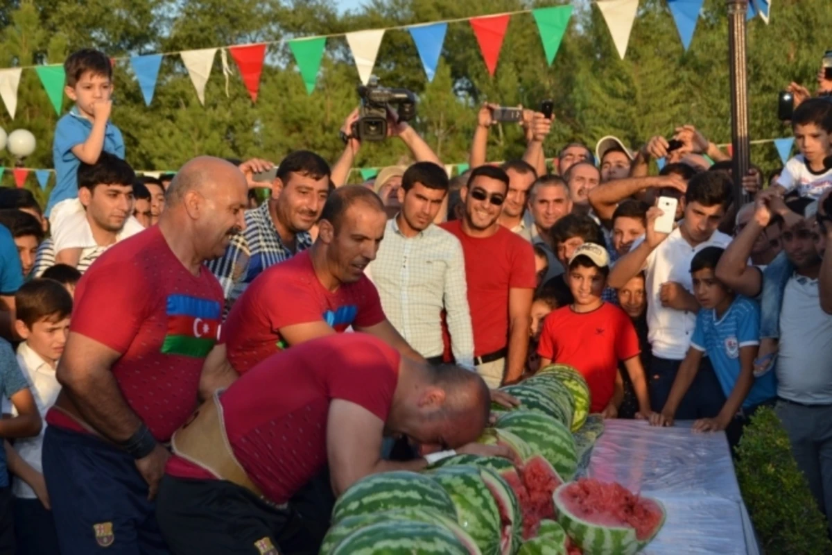 В Азербайджане силачи побили рекорд по разбиванию арбузов головой (видео)