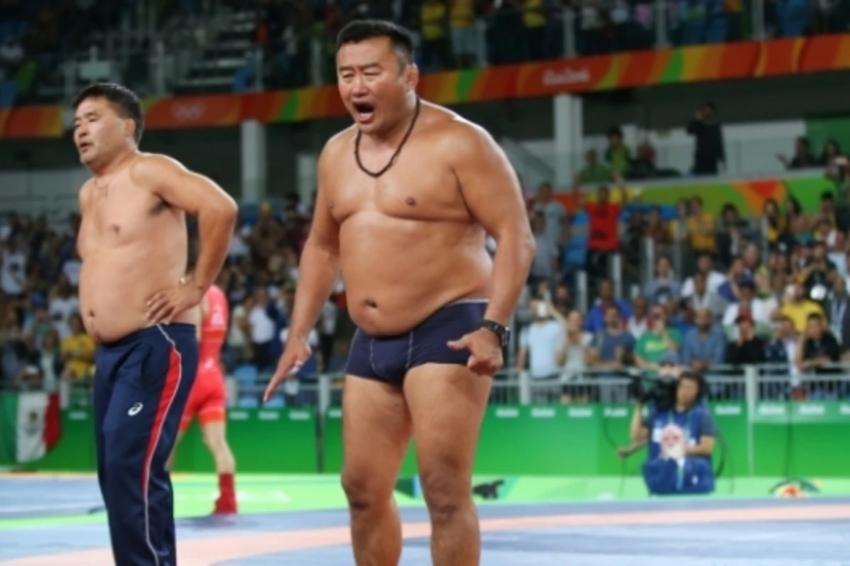 Rio-2016: Məşqçilər soyunub paltarlarını hakimlərin üstünə tulladılar - VİDEO