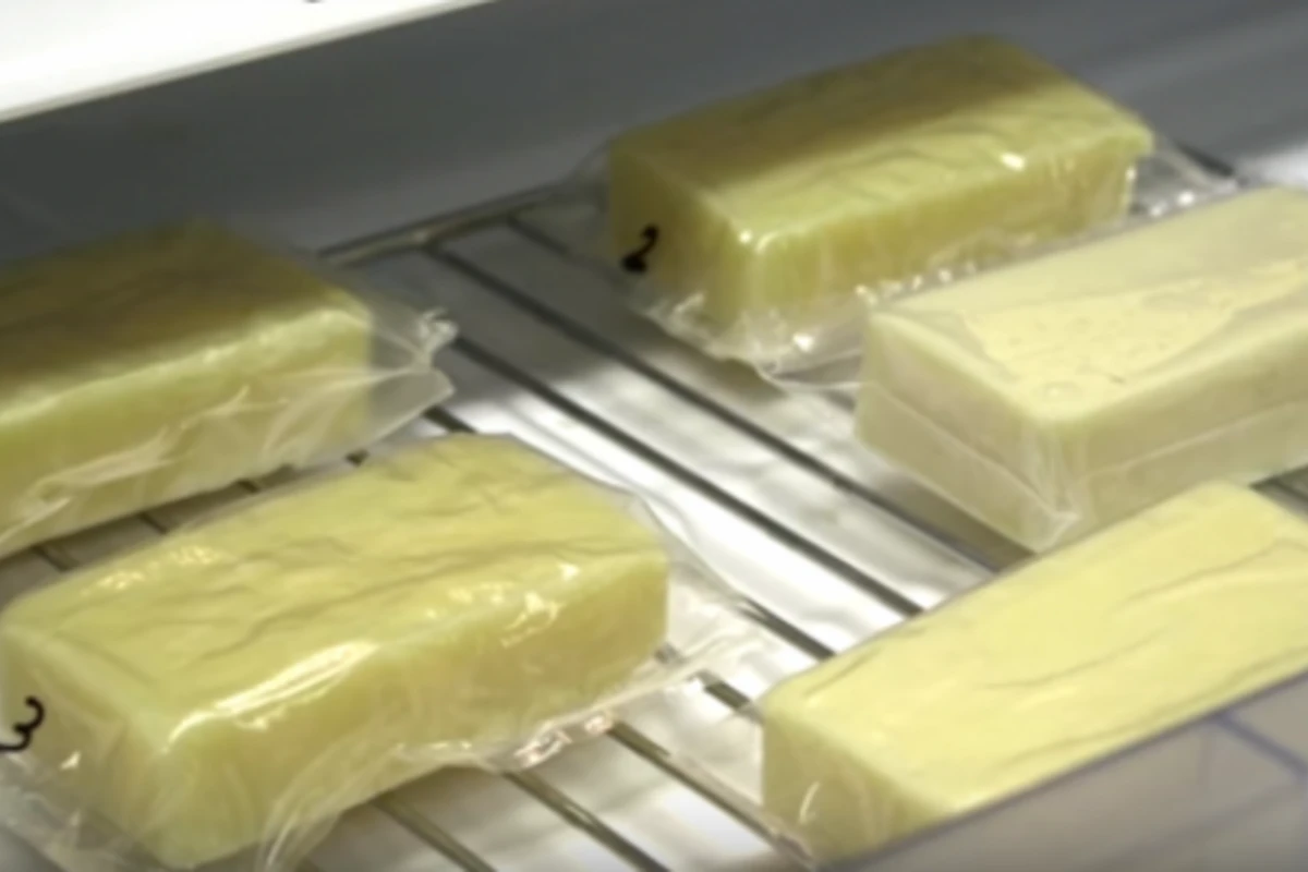 Молоко превратили в съедобную упаковку для продуктов (видео)