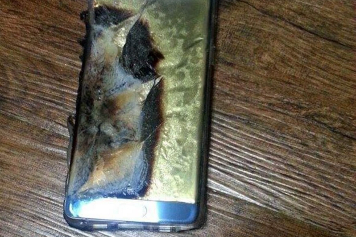 Новейший флагман Samsung взорвался во время зарядки (фото)
