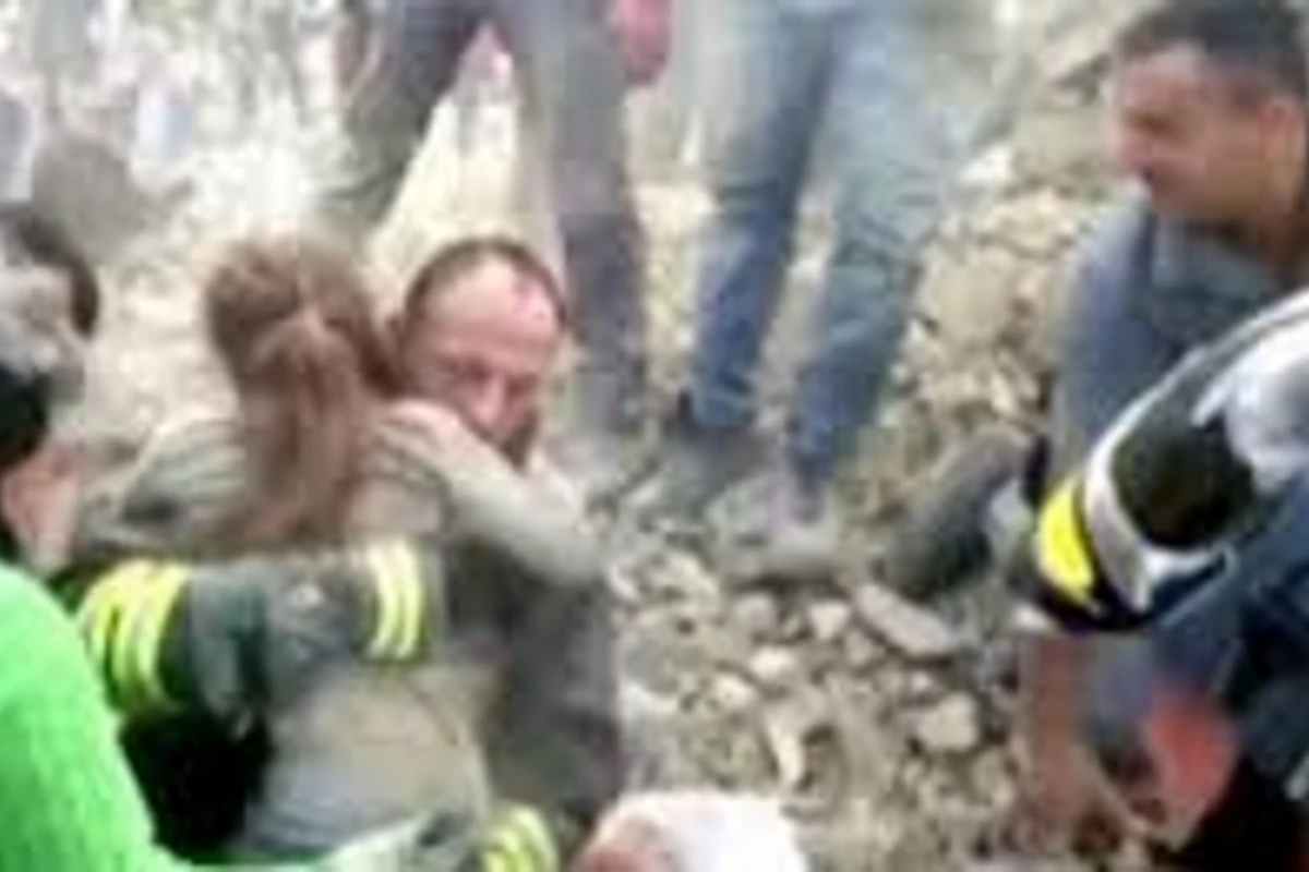 В Италии спасли находившуюся под завалами 17 часов девочку (видео)