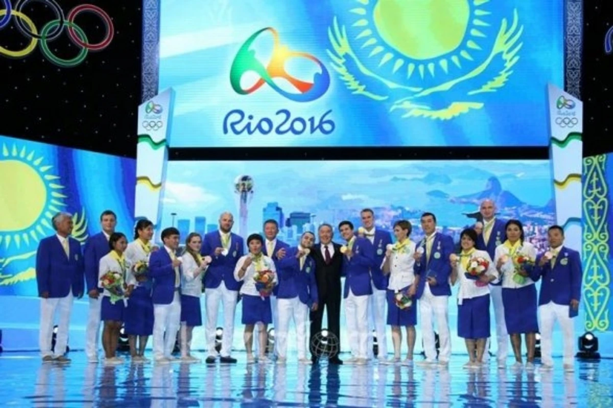 Чемпион-азербайджанец в обнимку с Назарбаевым (фото)