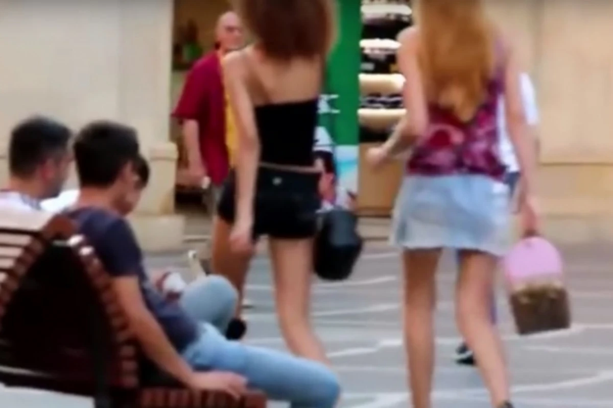 Bakıda iki gözəl qız kişiləri belə tora saldı (VİDEO)