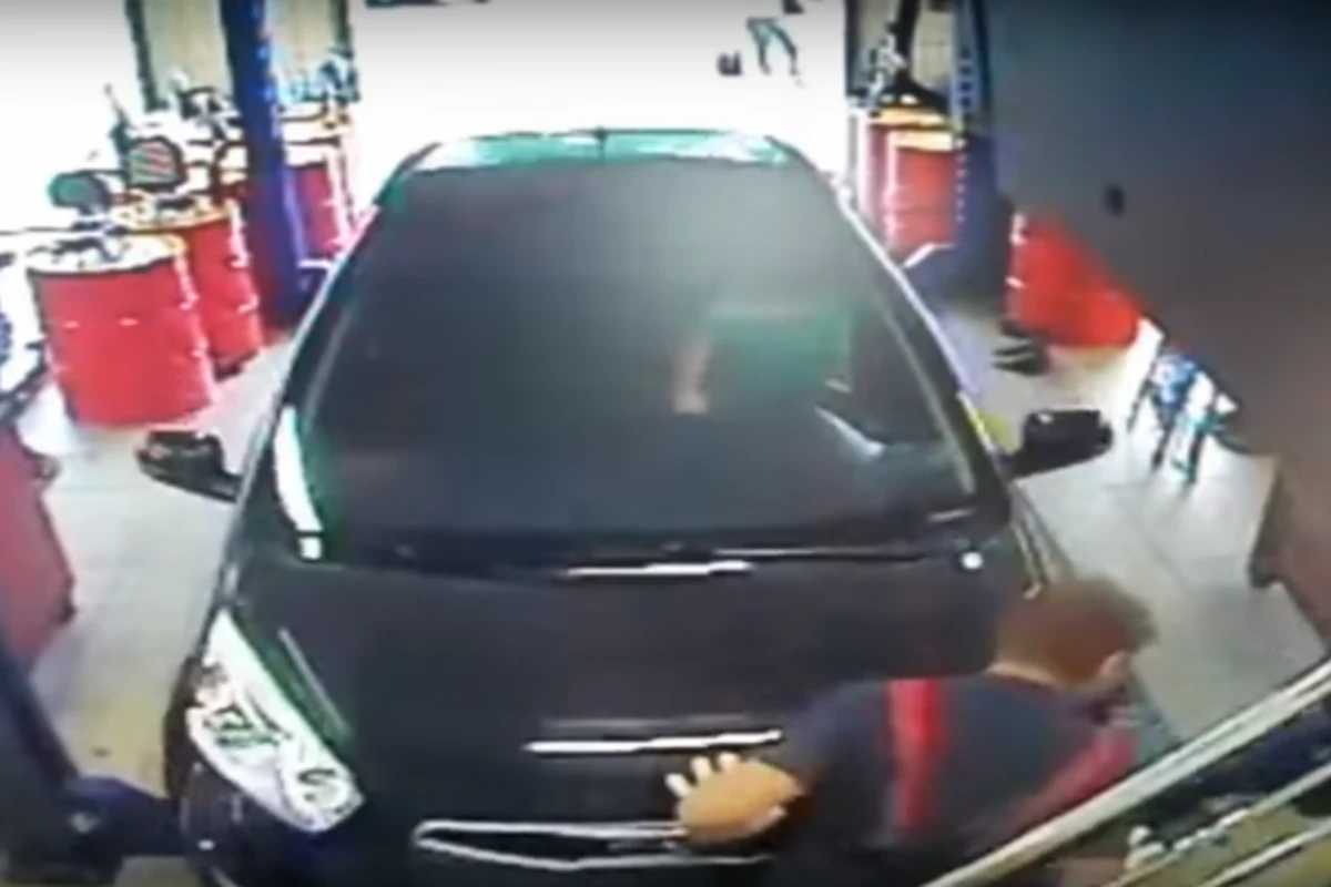 Девушка за рулем задавила механика в автосервисе (видео)