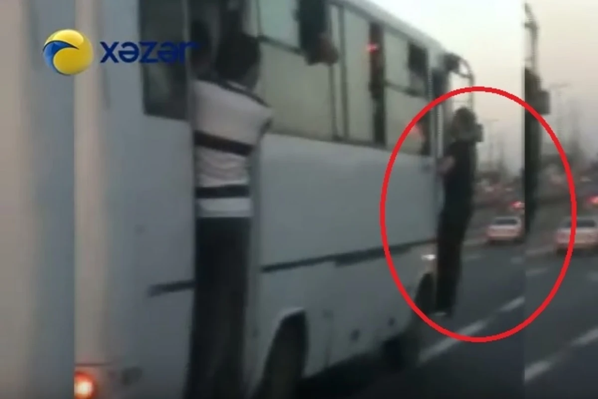 Bakıdakı avtobusda “şou” - VİDEO Bakıdakı avtobusda “şou” - VİDEO