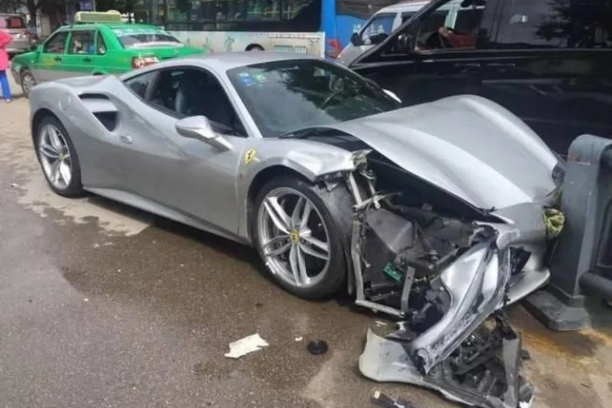 Два суперкара Ferrari попали в ДТП из-за щенка (фото)