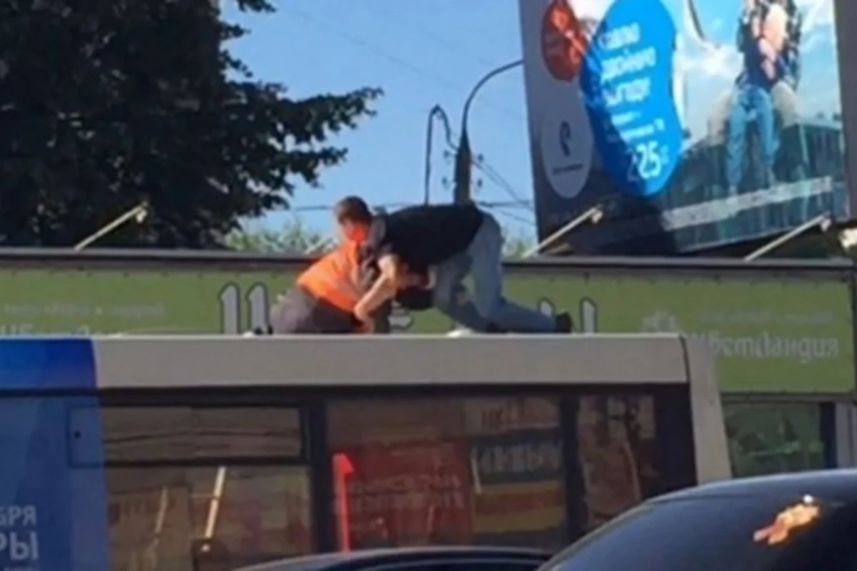 Пассажир устроил драку с водителем на крыше автобуса (видео)
