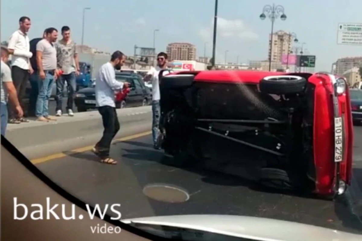 В Баку водитель Запорожца пытался повторить трюк из фильма Форсаж (видео)