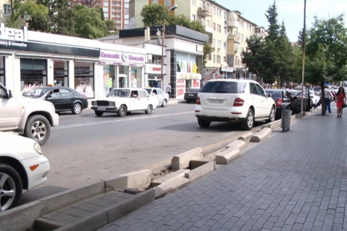 Bakıda iki ay əvvəl təmir edilmiş yol dağıdıldı (FOTO)
